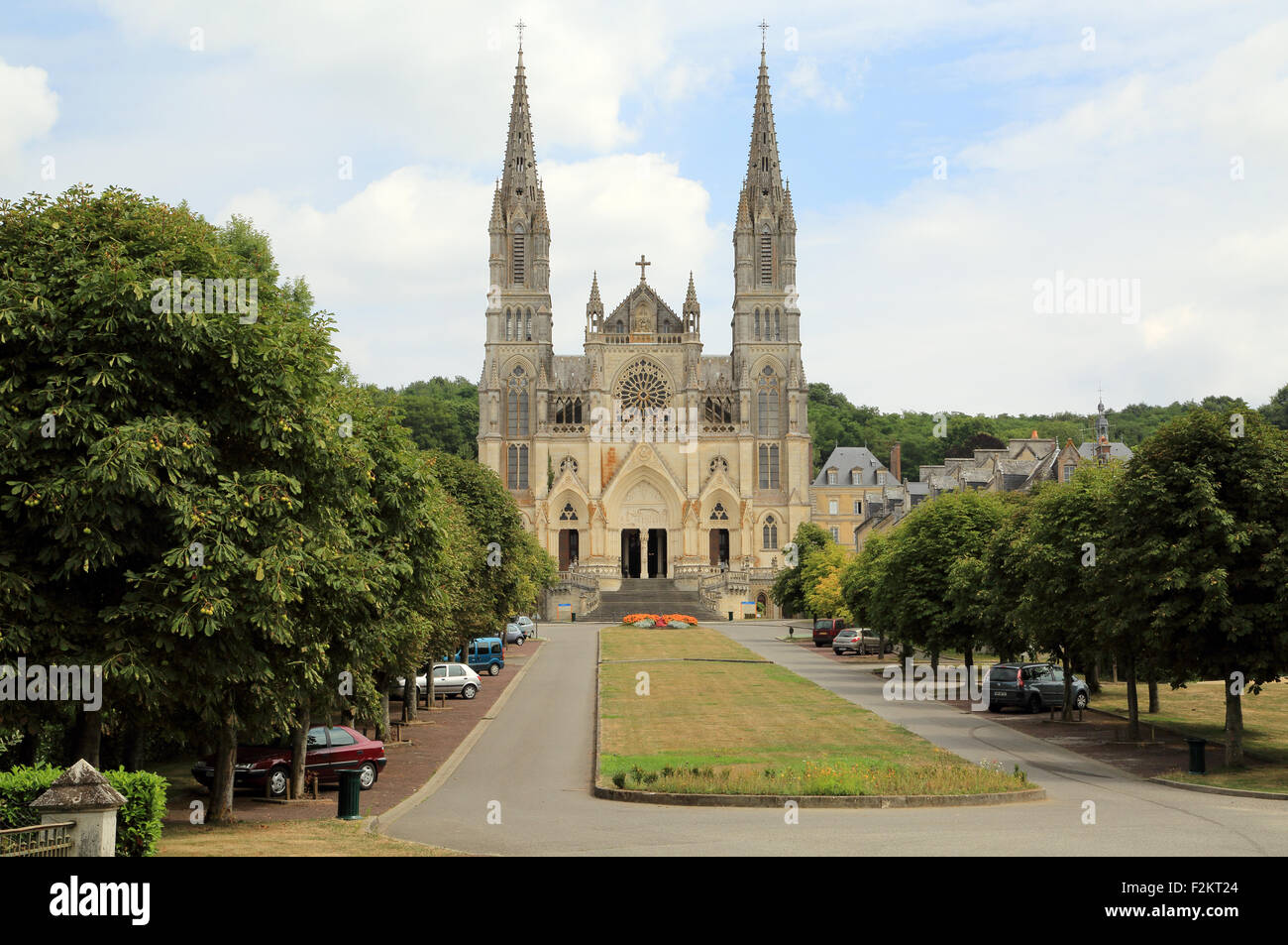 La basilique Notre-dame de Montligeon, Boulevard de la Basilique, La Chapelle-Montligeon, Orne, in Normandia, Francia Foto Stock