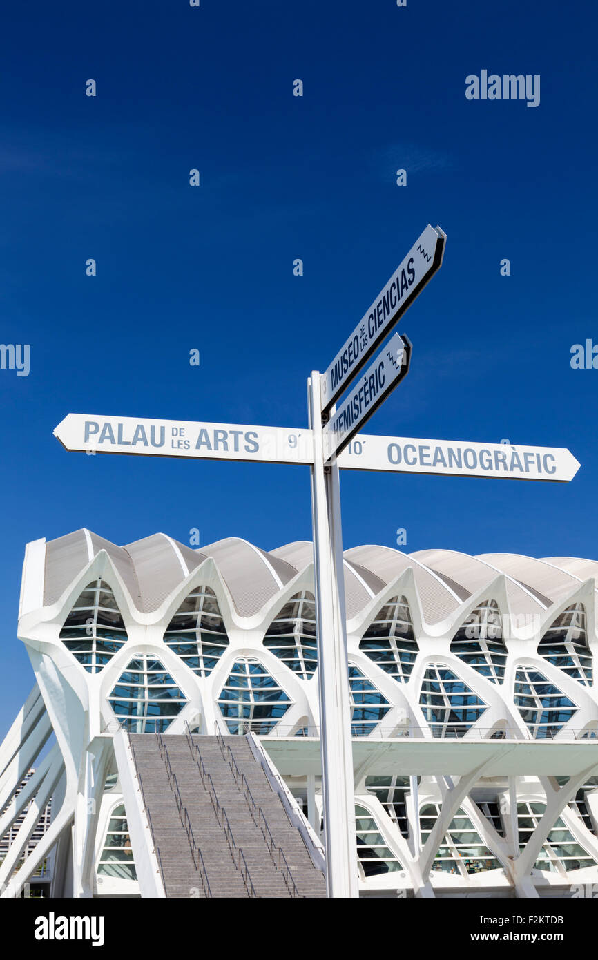 Segnaletica direzionale presso la Città delle Arti e delle Scienze di Valencia, Spagna. Foto Stock