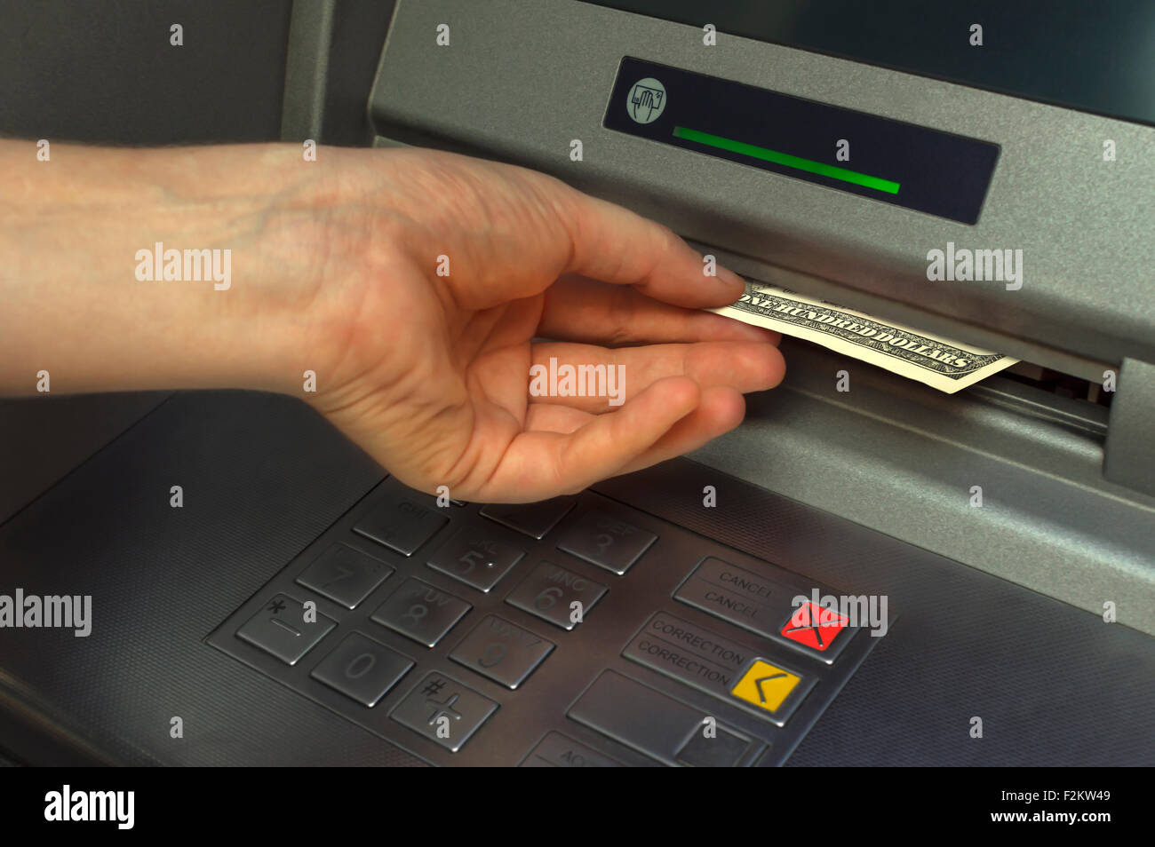 Persona che riceve il denaro da ATM.messa a fuoco selettiva. Foto Stock