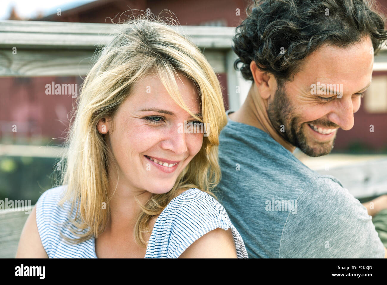 Sorridente giovane all'aperto di schiena Foto Stock