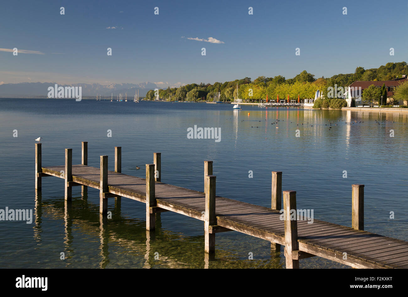 Starnberg See, lago in Baviera, Germania - antichi moli di legno e ormeggi barca tranquilla lago scena. Foto Stock