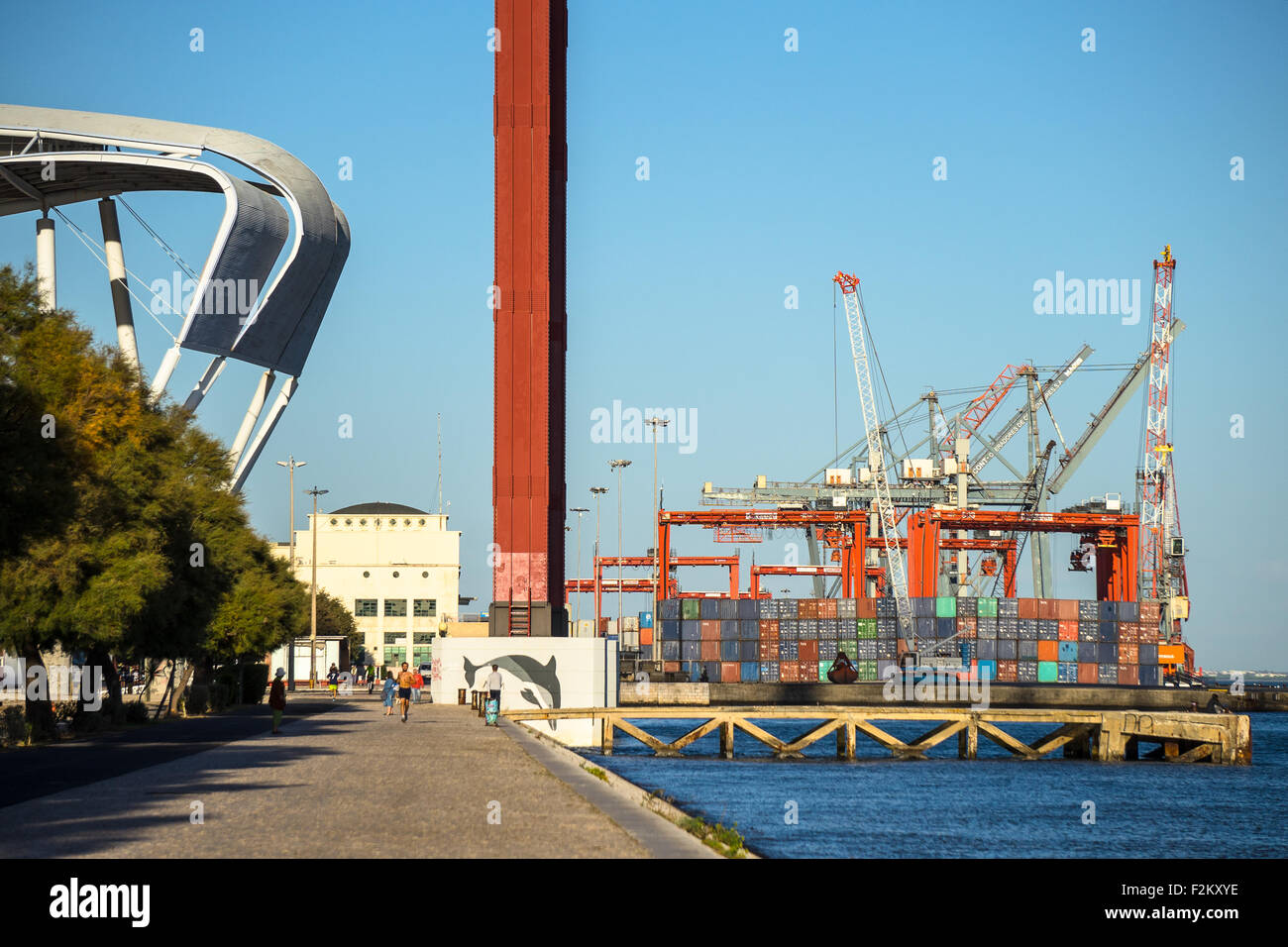 Vista del percorso del 25 de Abril Bridge e cantiere industriale a Lisbona, Portogallo. Foto Stock