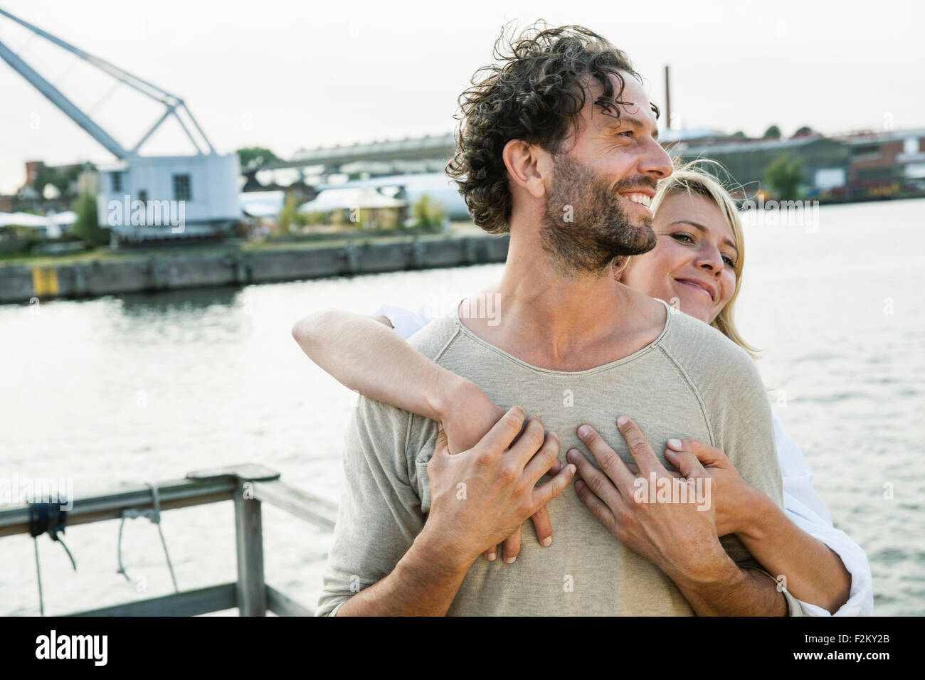 Coppia felice al waterside Foto Stock