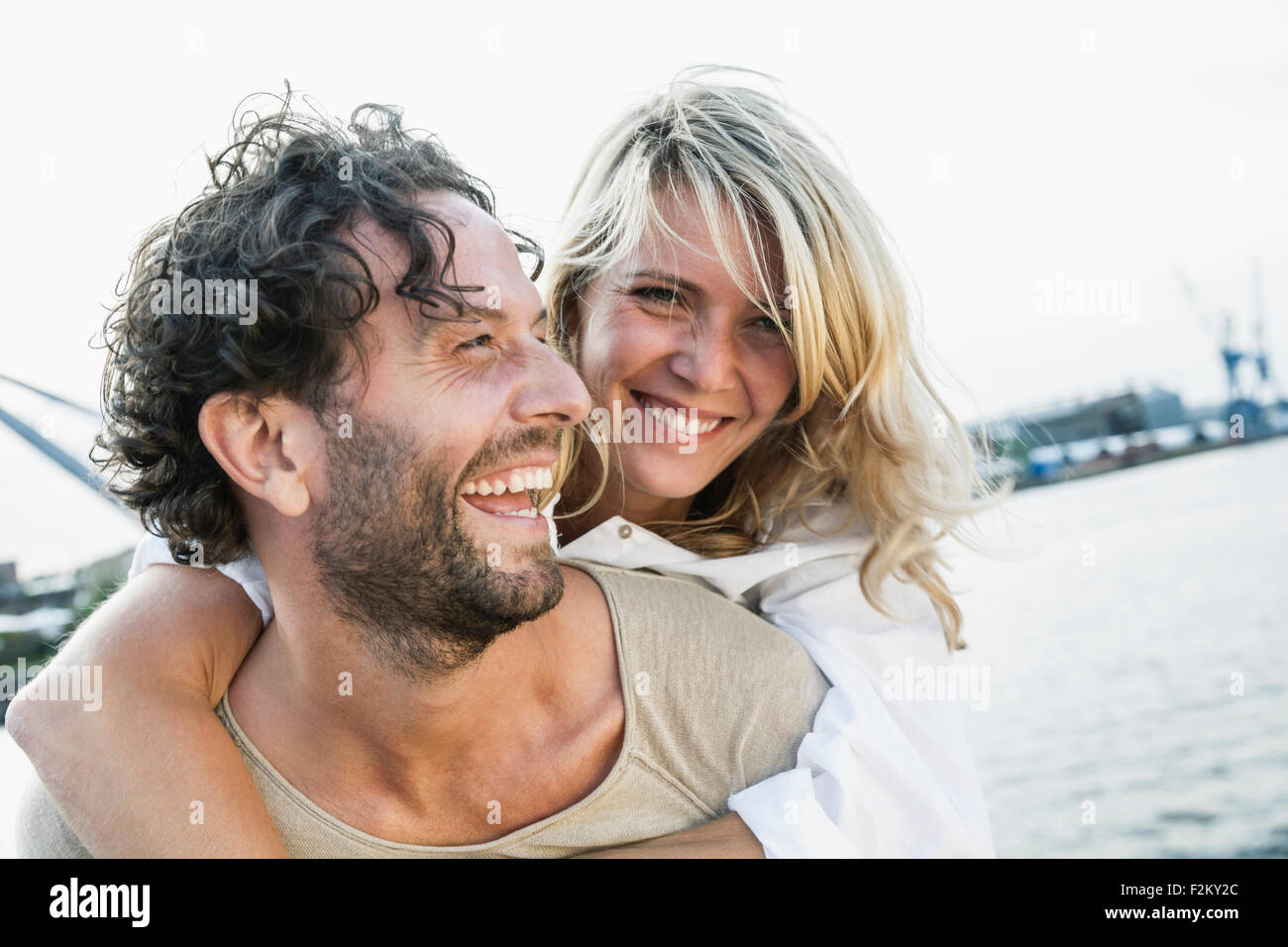 Giocoso coppia al waterside Foto Stock