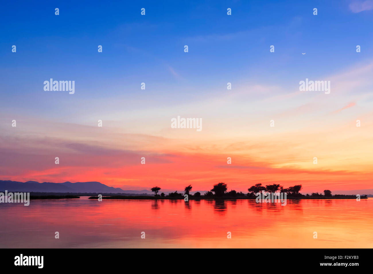 Lo Zimbabwe, Urungwe distretto, Parco Nazionale di Mana Pools, tramonto al Zambesi Foto Stock