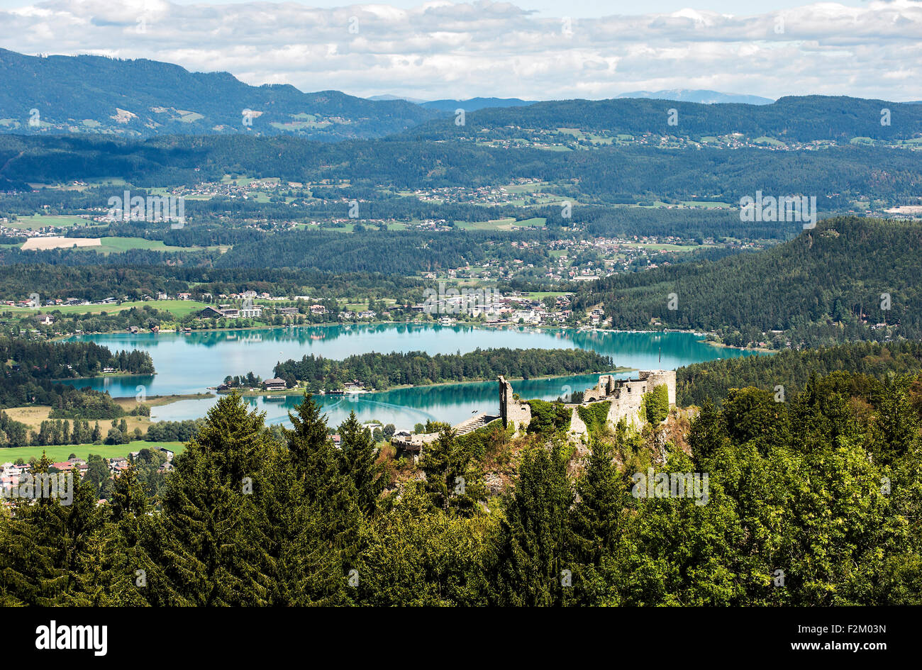Austria, Carinzia, vista sul lago di Faak Foto Stock