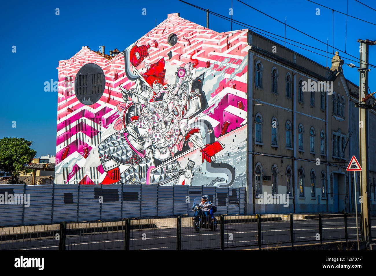 Un intricato hipster murale adorna la parete di un edificio in fabbrica LX, Lisbona. Foto Stock