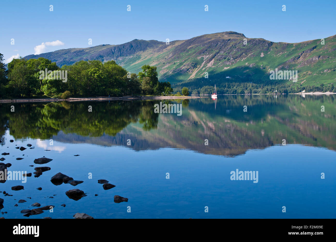 Fells riflessa in Derwentwater, tranquilla soleggiata giornata estiva, Lake District, Cumbria, England Regno Unito Foto Stock