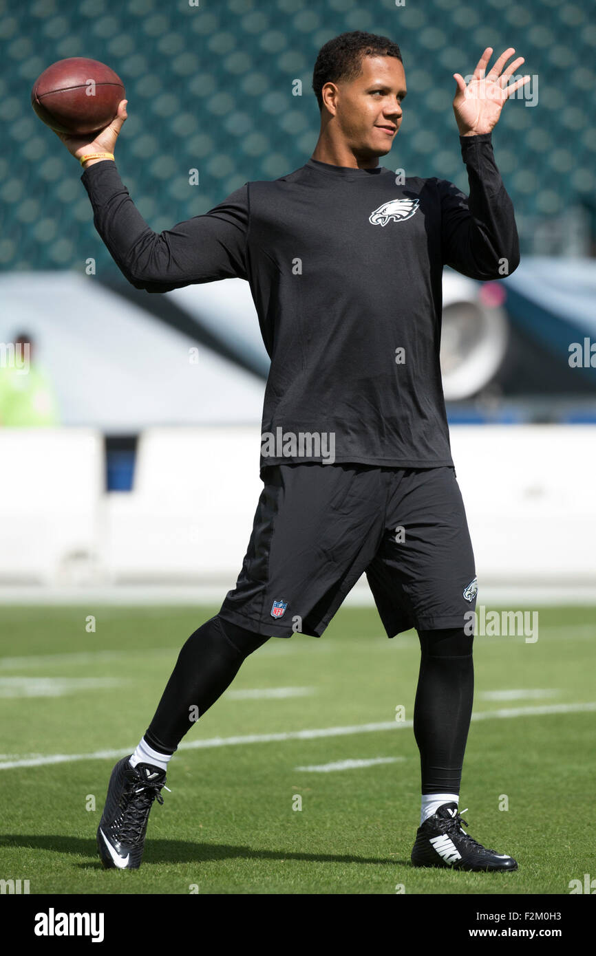 Settembre 20, 2015: Philadelphia Eagles quarterback Stephen Morris (4) lancia la palla durante il warm-up prima che il gioco di NFL tra Dallas Cowboys e Philadelphia Eagles al Lincoln Financial Field di Philadelphia, Pennsylvania. Il Dallas Cowboys ha vinto 20-10. Christopher Szagola/CSM Foto Stock