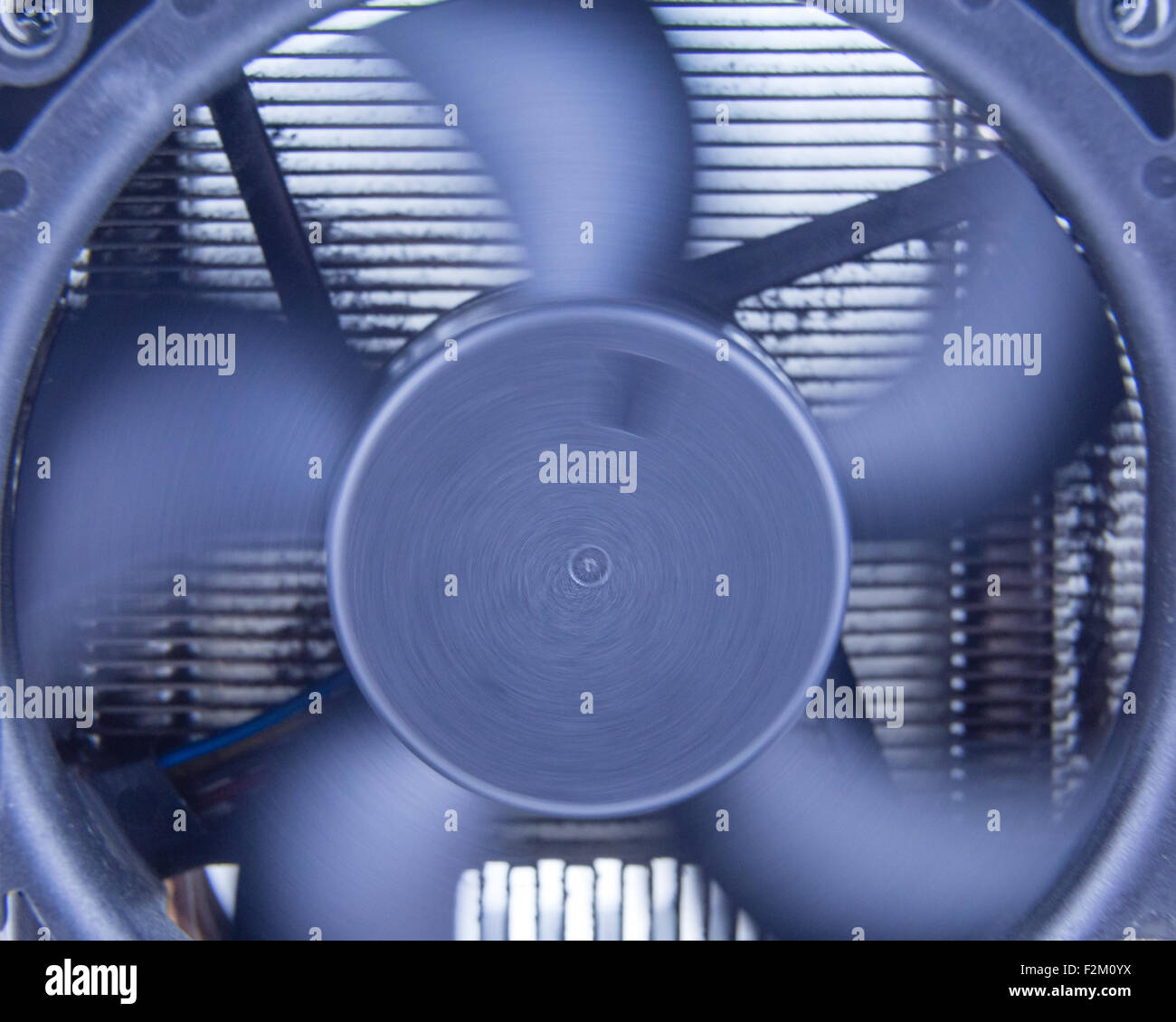 Chiusura del calcolatore nero ventilatore, con motion blur sulle pale Foto Stock