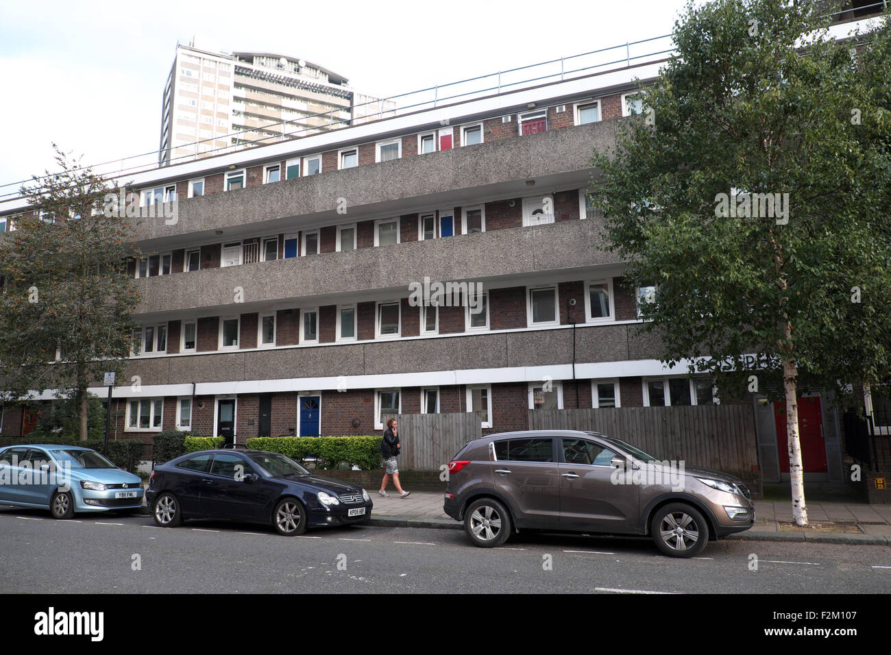 Londra il Finsbury Estate alloggi sociali con Giuseppe Trotter vicino in primo piano e Michael Cliffe House DIETRO IL REGNO UNITO Foto Stock