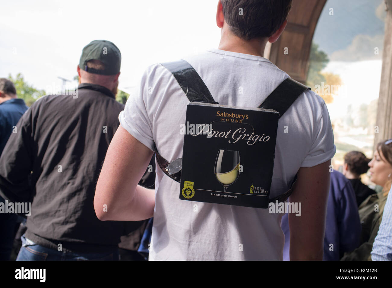 Un festival goer alla fine del festival di strada Foto Stock
