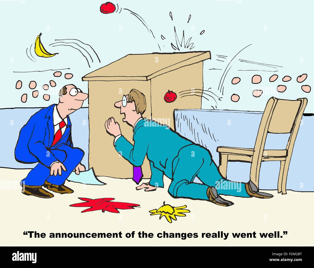 Business cartoon di due uomini dietro il podio con il cibo che viene gettato a loro, "l'annuncio dei cambiamenti realmente andato bene'. Foto Stock