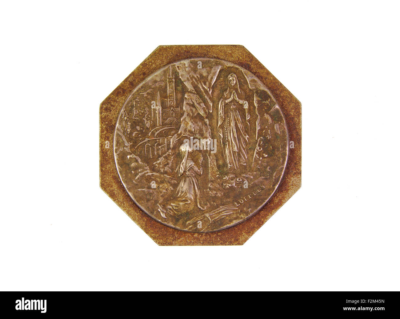 Bronce medaglia che mostra la Madonna di Lourdes isolato su uno sfondo bianco Foto Stock