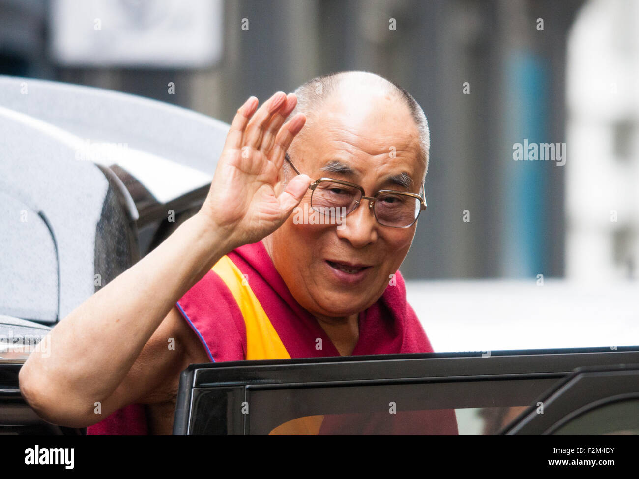 Londra, Regno Unito. Settembre 21st, 2015. Il Dalai Lama e chi è in visita in Gran Bretagna, arriva in mezzo anti-discriminazione proteste da Shugden buddisti, al Lyceum Theatre di Covent Garden per host 'un pomeriggio con il Dalai Lama e gli amici". Foto Stock