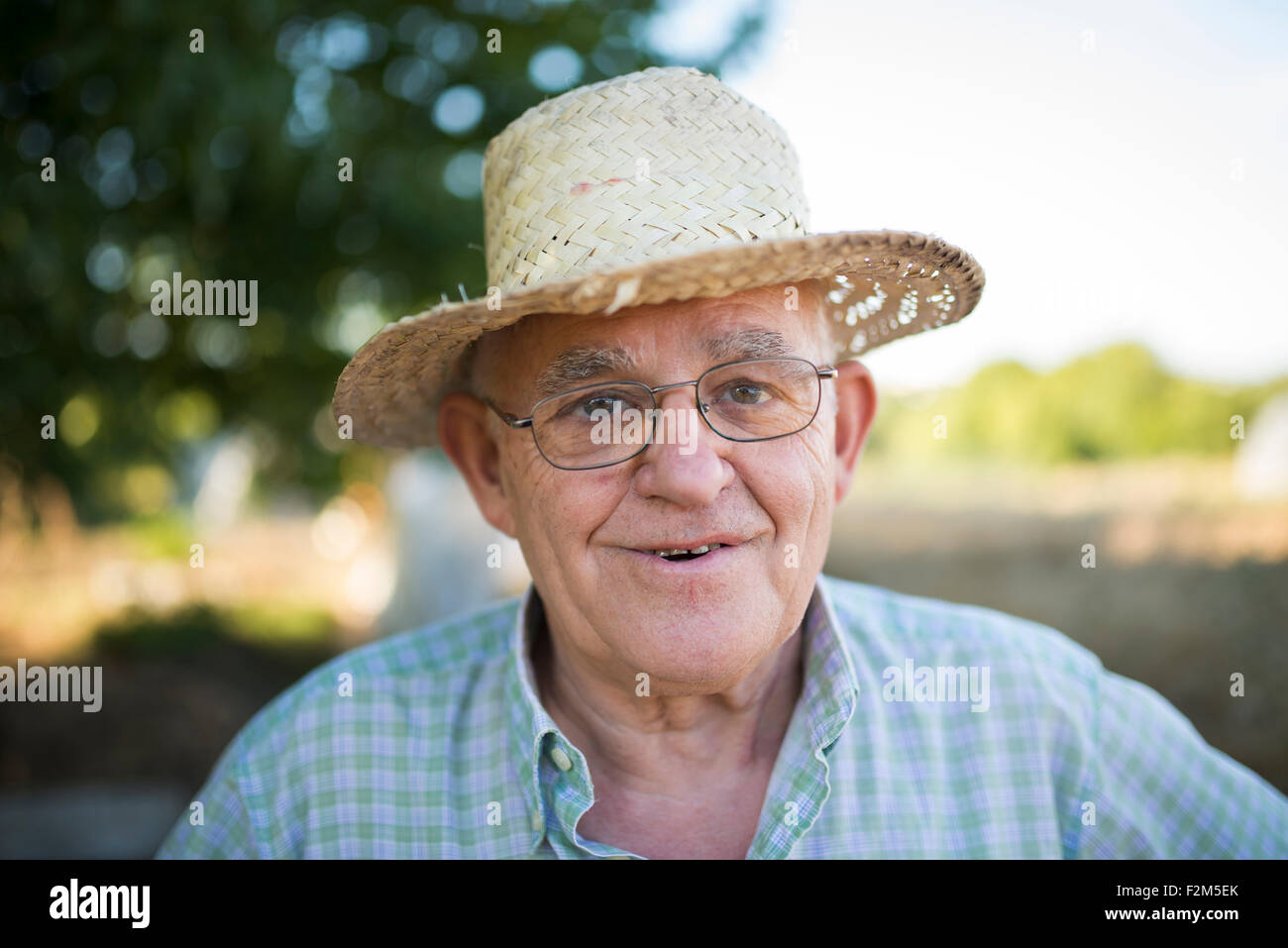 Ritratto di sorridere contadino con cappello di paglia Foto stock - Alamy