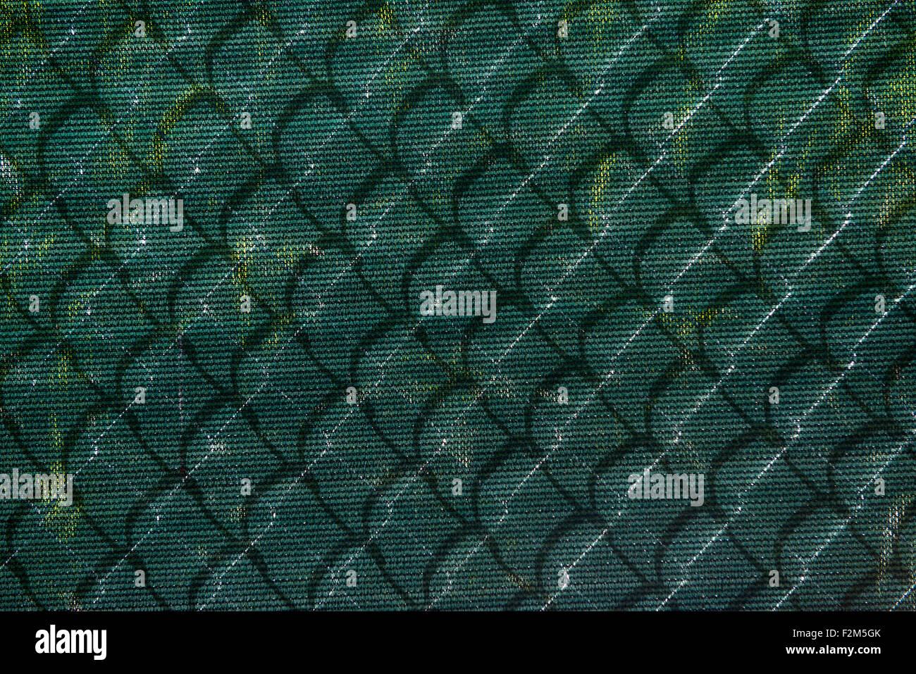 Catena collegamento recinto ombra sul foglio di plastica in corrispondenza di un sito in costruzione. Foto Stock