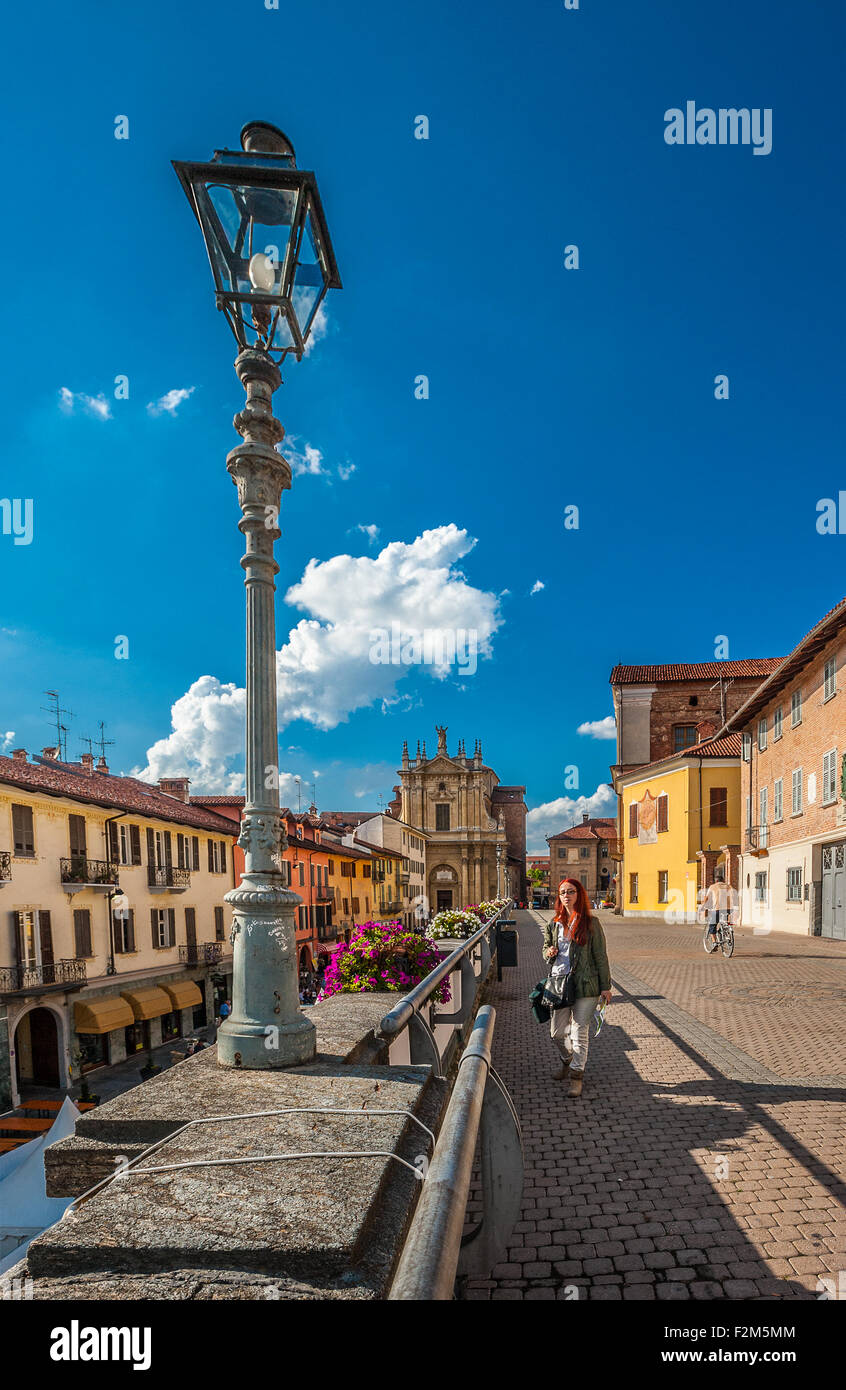 Italia Piemonte Bra Corso Garibaldi in fondo Chiesa Sant'Andrea Foto stock  - Alamy