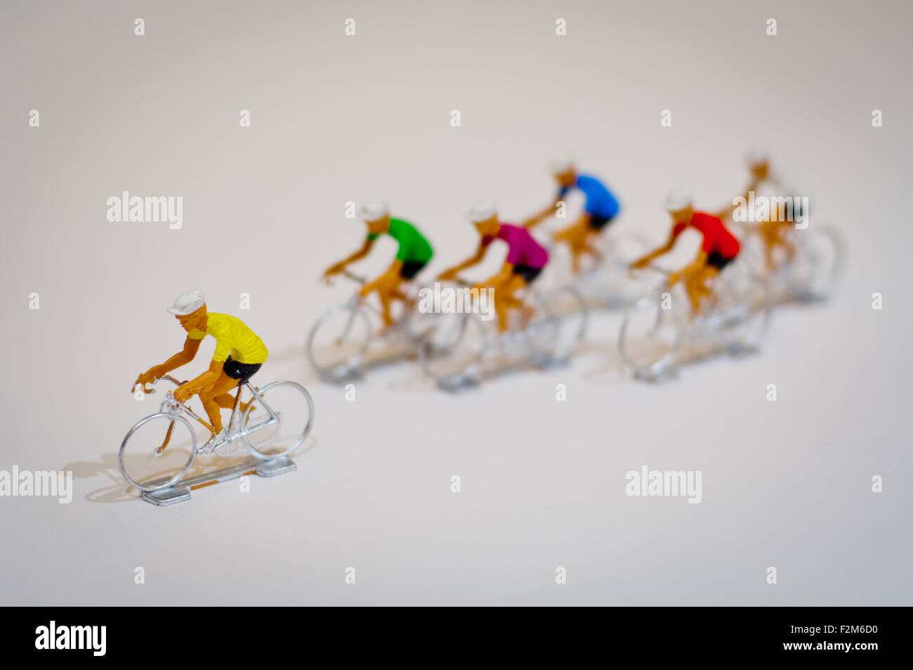 Biciclette giocattolo racers formano un gruppetto. Foto Stock