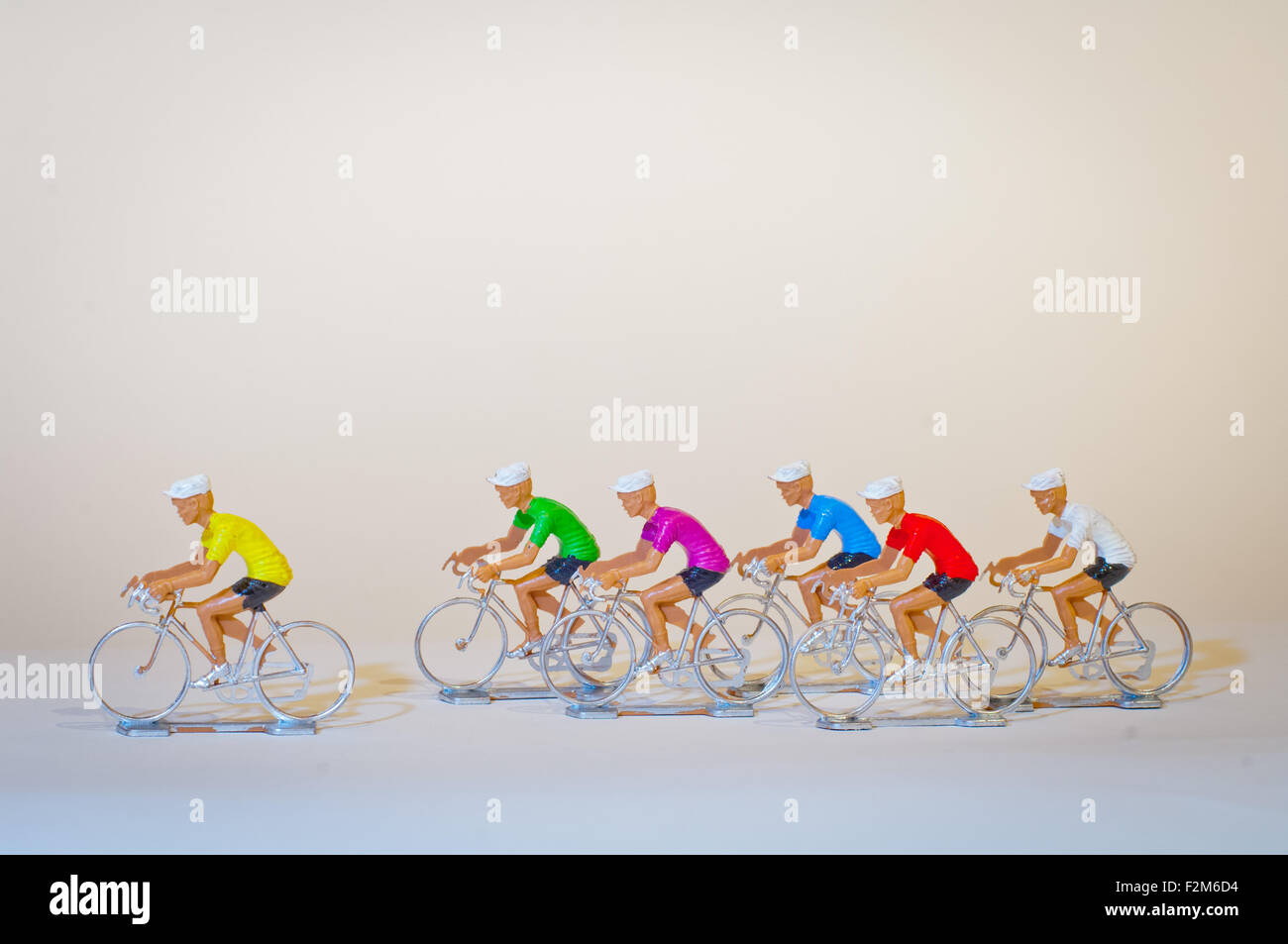 Biciclette giocattolo racers formano un gruppetto. Foto Stock