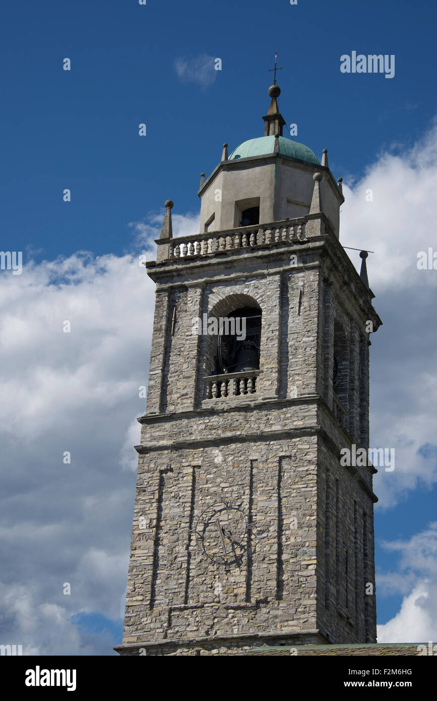 Campanile o torre campanaria San Giacomo chiesa del centro storico di Bellagio Lago di Como lombardia italia Foto Stock