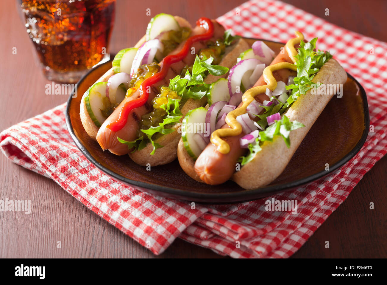 Grigliata di hot dog con verdure ketchup senape Foto Stock