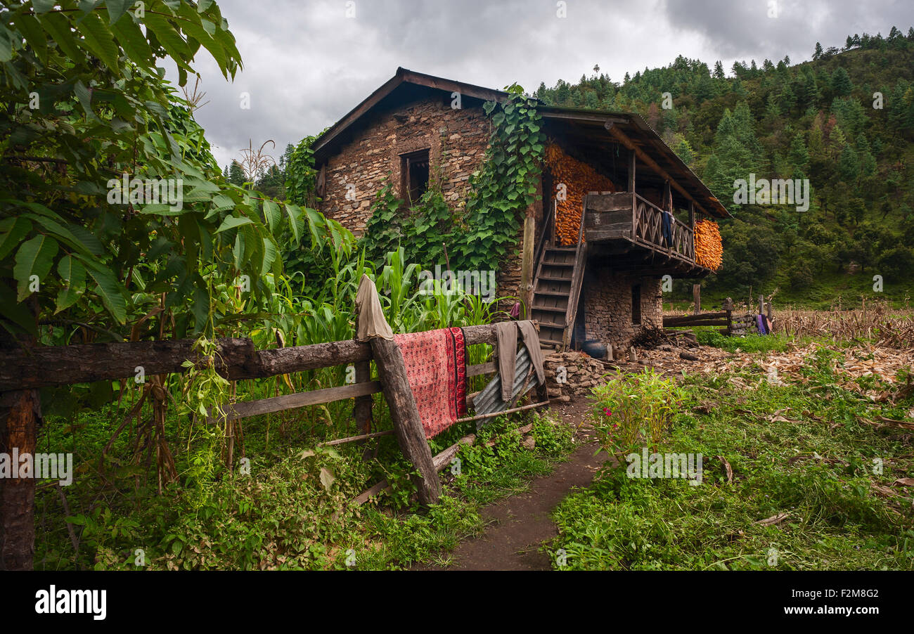 Abbandonato casa di pietra successivo diluvio ora utilizzato per memorizzare e mais di essiccazione su cob vicino Kameng valley, Foto Stock