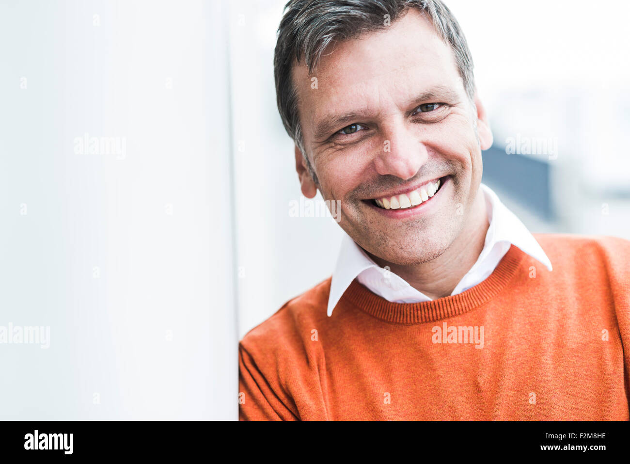 Uomo d'affari che indossa un maglione arancione immagini e fotografie stock  ad alta risoluzione - Alamy