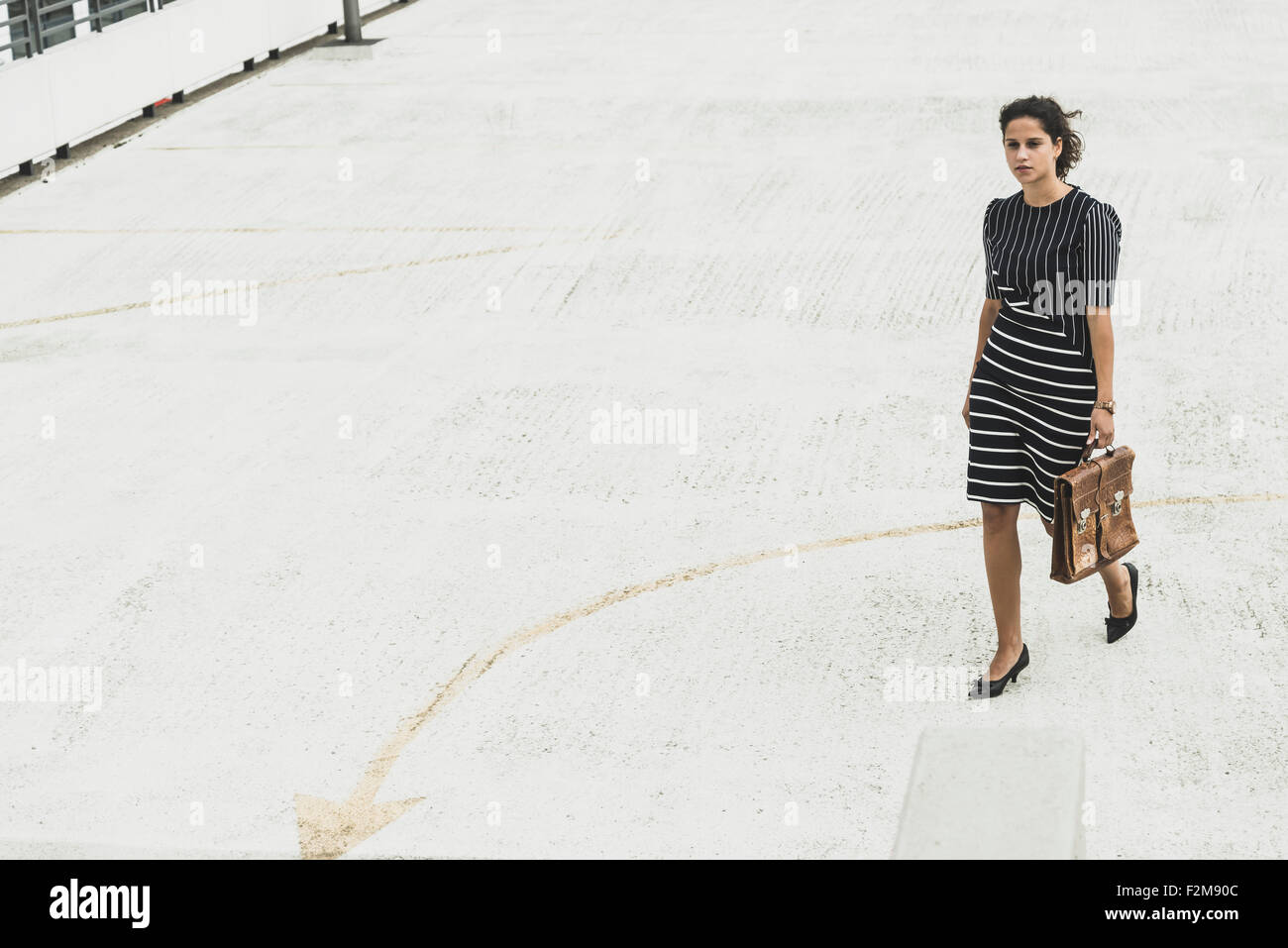 Giovane imprenditrice camminando sul Ponte di parcheggio Foto Stock