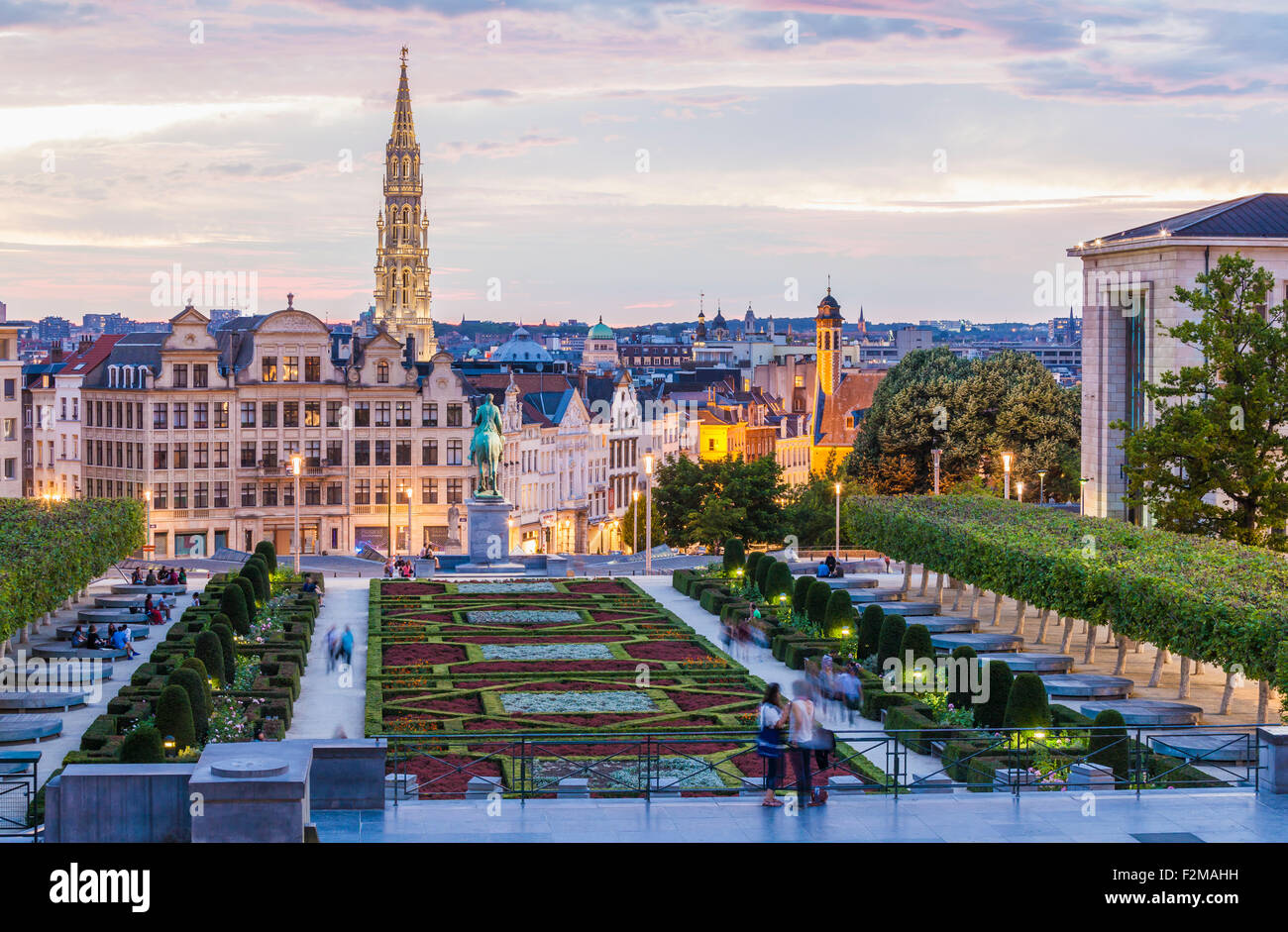Il Belgio, Bruxelles, Mont des Arts, parco e torre del municipio, città bassa di sera Foto Stock