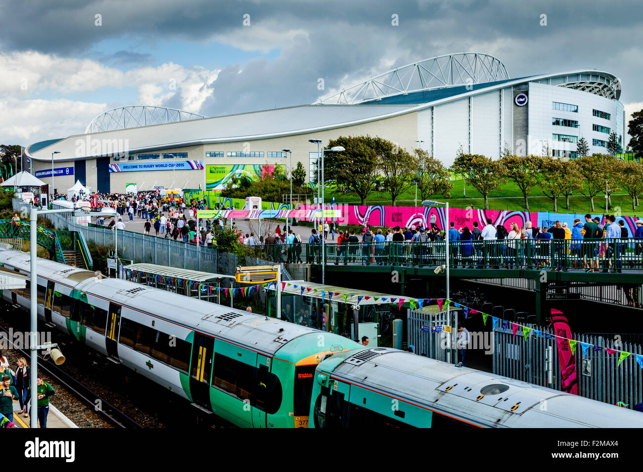 Rugby fan di arrivare in treno a guardare il Sud Africa gioca il Giappone nel gruppo di apertura della partita del 2015 Coppa del Mondo di Rugby, Brighton, Regno Unito Foto Stock