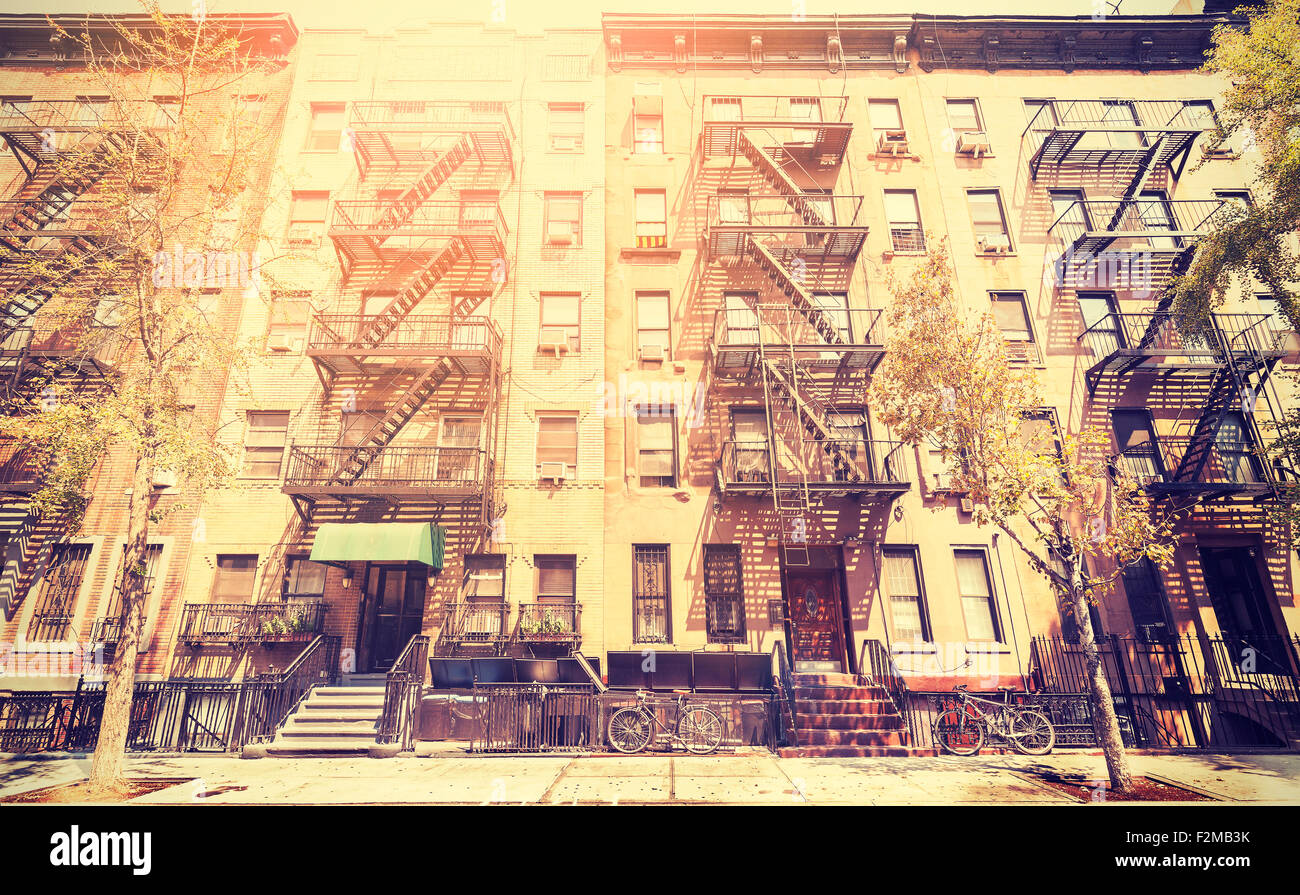 Film di vecchio stile retrò foto di New York con la via di fuga in caso di incendi di scale a pioli, STATI UNITI D'AMERICA. Foto Stock