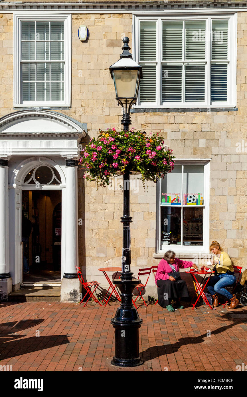 Due donne gustando il tè del pomeriggio presso una caffetteria nella High Street, Lewes, Sussex, Regno Unito Foto Stock