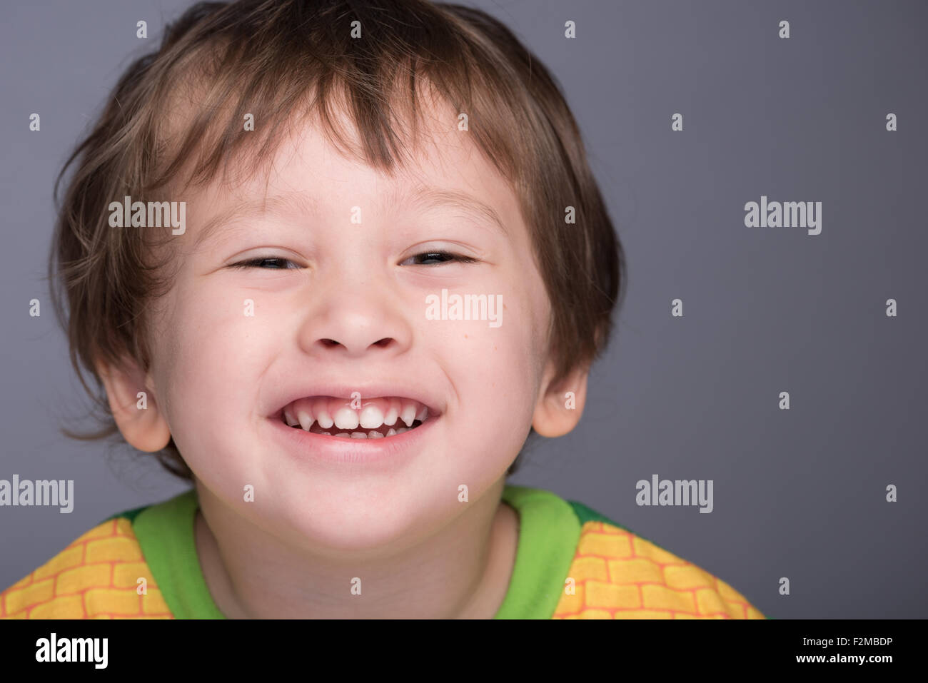 Un felice 3 anno vecchio giapponese/ragazzo caucasico sorridente. Foto Stock