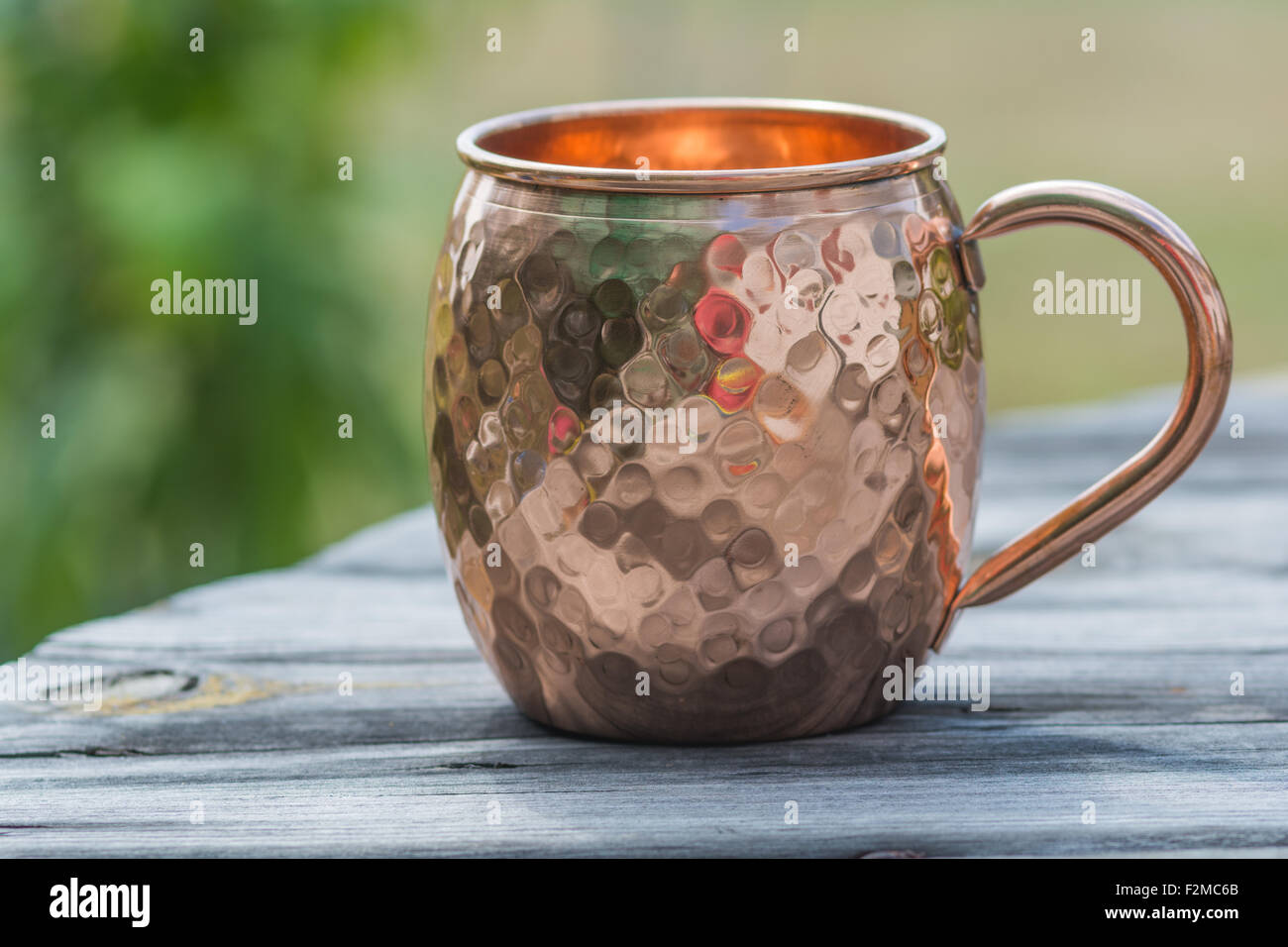 Rame martellato tazza o tazza alta. Foto Stock