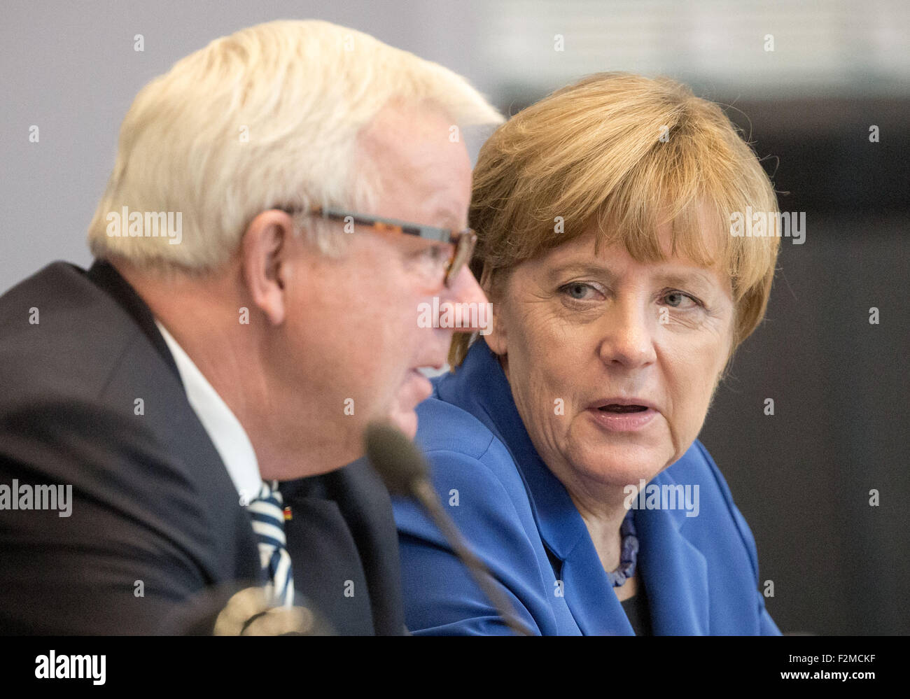 Il cancelliere tedesco Angela Merkel (R) parla di Michael Fuchs, uomo politico del partito tedesco CDU concentrandosi sulle questioni economiche, durante un congresso della CDU e CSU gruppi parlamentari sul gli scambi e gli investimenti transatlantici di partenariato (TTIP) intitolata "Ja zu TTIP! Chancen nutzen, Interessen wahren, Zukunft gestalten' (lit. Dire di sì a TTIP! Cogliere le opportunità, la protezione di interessi, forma il futuro) di Berlino, Germania, 21 settembre 2015. TTIP è una proposta di accordo di libero scambio tra l'Unione europea (UE) e gli Stati Uniti. Foto: MICHAEL KAPPELER/dpa Foto Stock