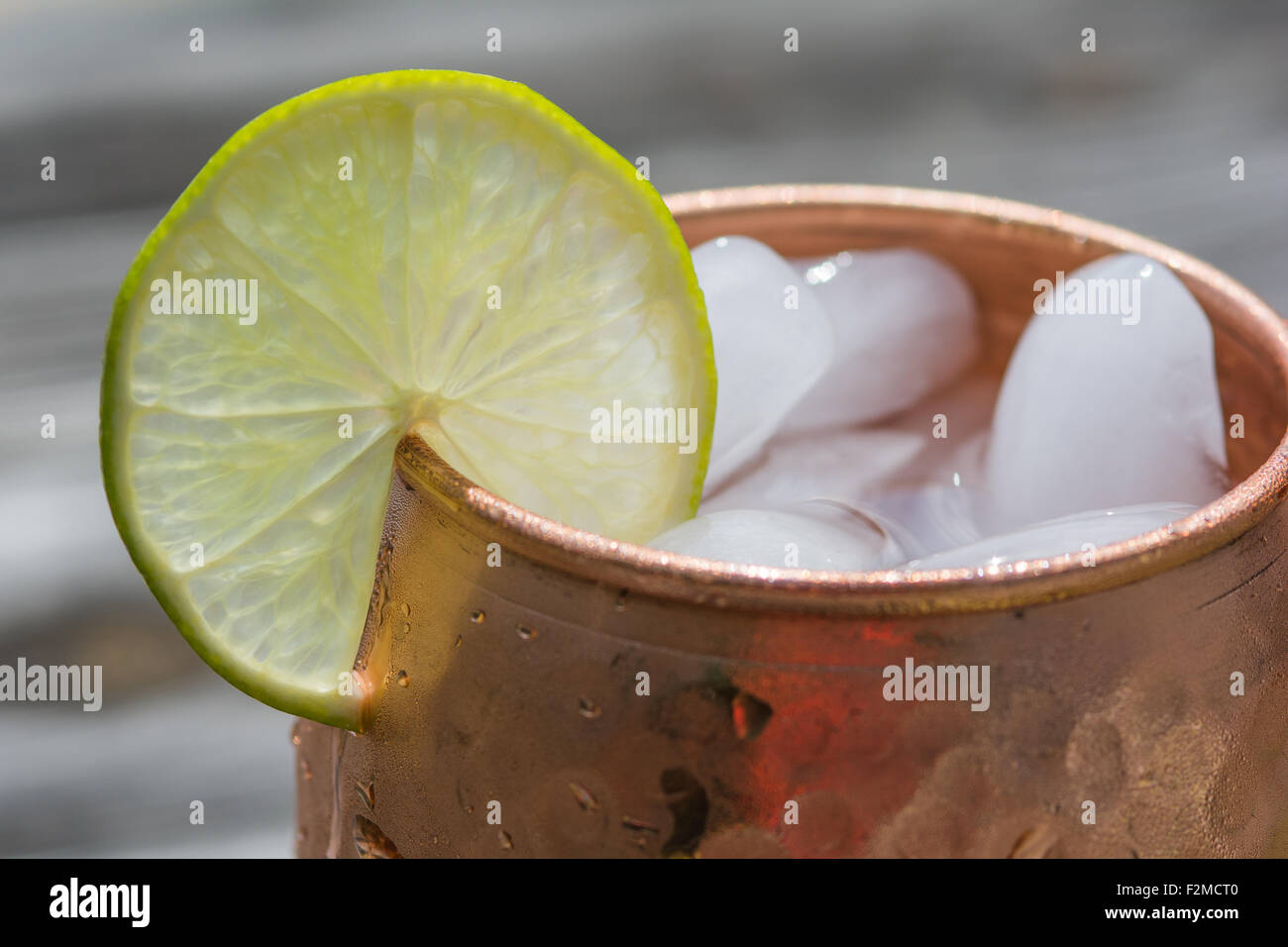 Lime fetta su un boccale di rame Foto Stock