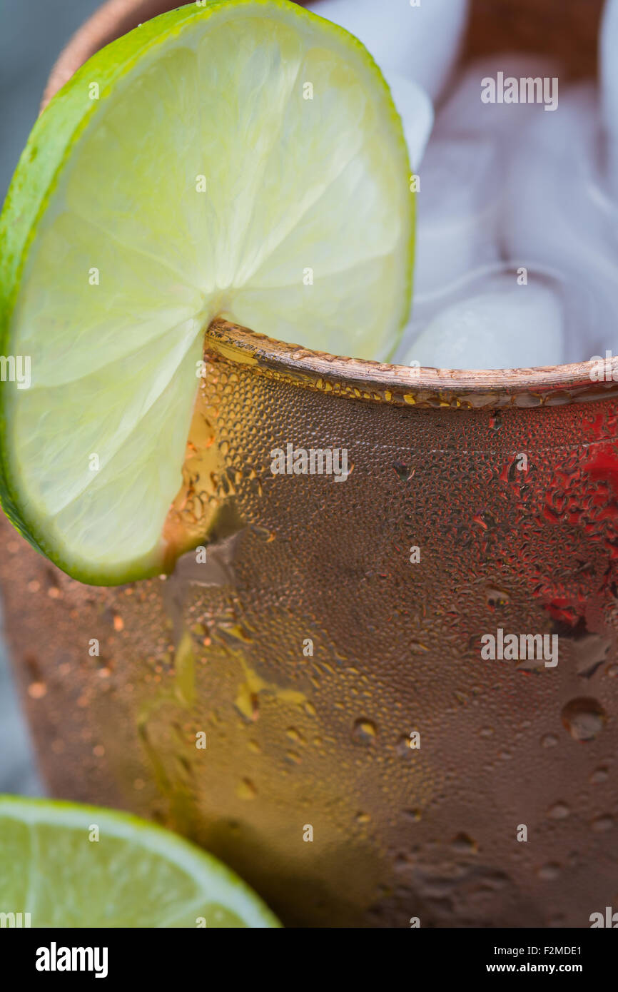 Lime fetta su un boccale di rame da un angolo di cui sopra. Foto Stock