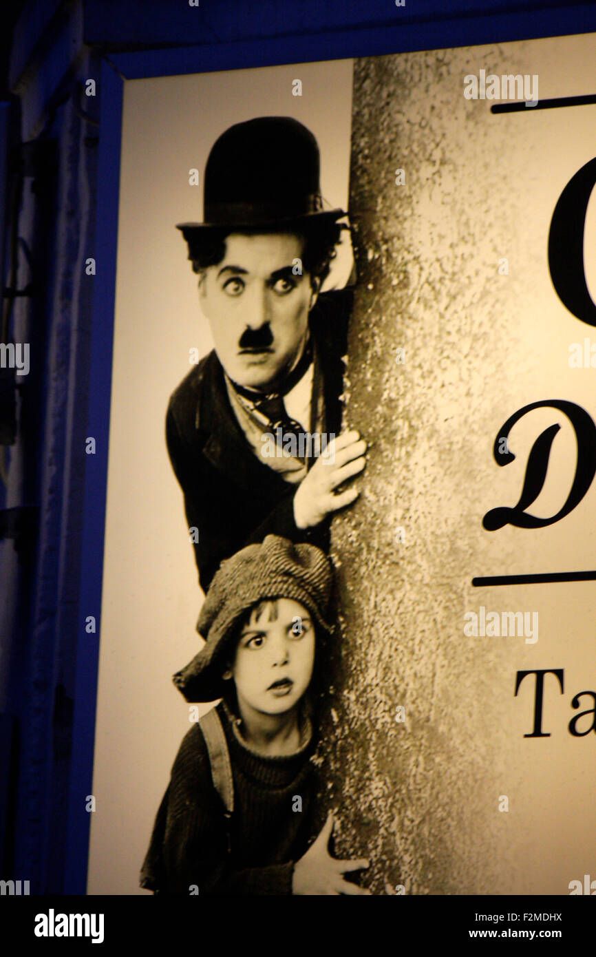 Charlie Chaplin in einer Filmszene auf einer Leuchtreklame fuer einen Kiosk, Berlino. Foto Stock