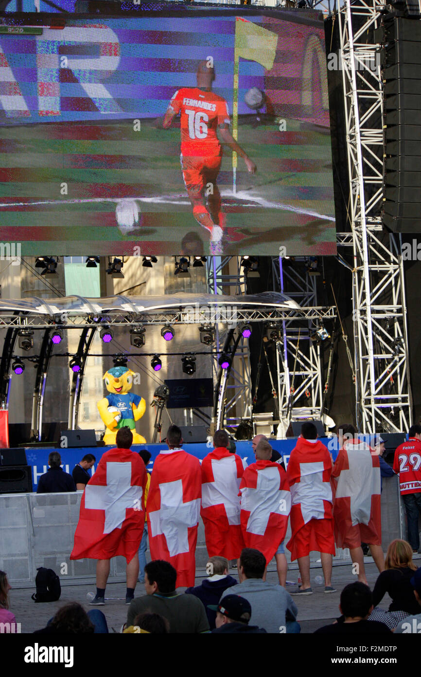 Impressionen von der Fanmeile am Brandenburger Tor beim Spiel Schweiz gegen Argentinien, 1. Juli 2014, Berlino. Foto Stock