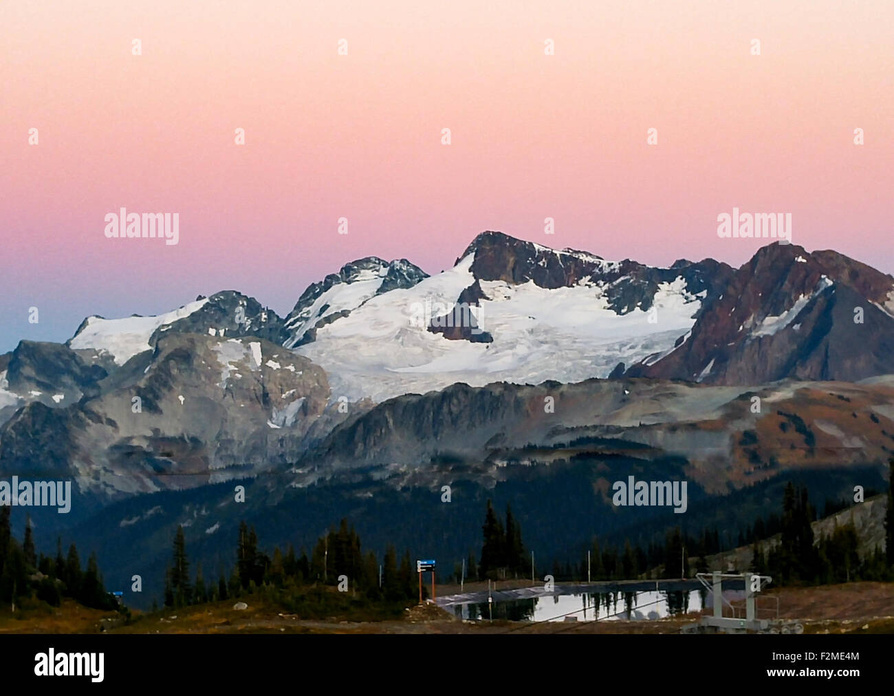 Sunsetting dietro poltrona ghiacciaio a Whistler Mountain in Canada Foto Stock