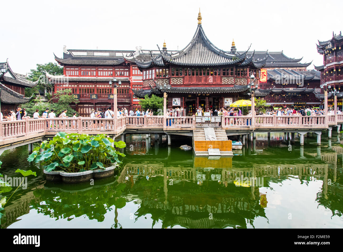 Una sequenza di salti zig zag bridge all'ingresso del Giardino di Yu, la Shanghai. Una sequenza di salti zig zag è di forma a lamina spiriti malvagi che cercano di entrare. Foto Stock