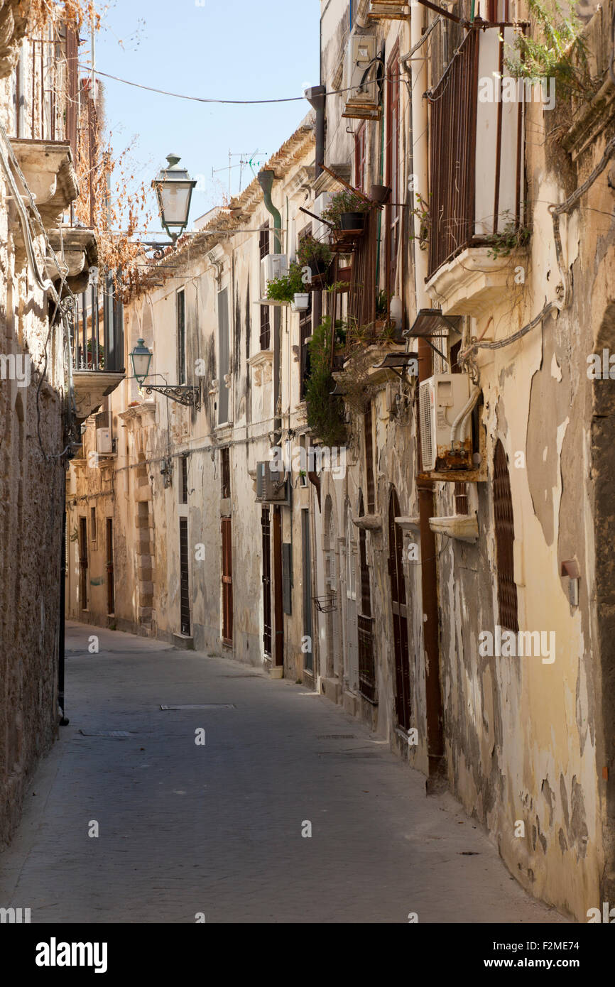 Strada stretta a Ortigia, Siracusa, Sicilia, Italia Foto Stock