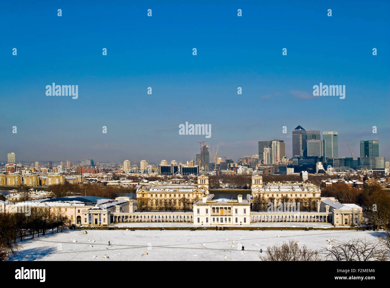 Vista orizzontale di Greenwich Park nella neve con la casa della regina, Greenwich National Maritime Museum e da Canary Wharf. Foto Stock