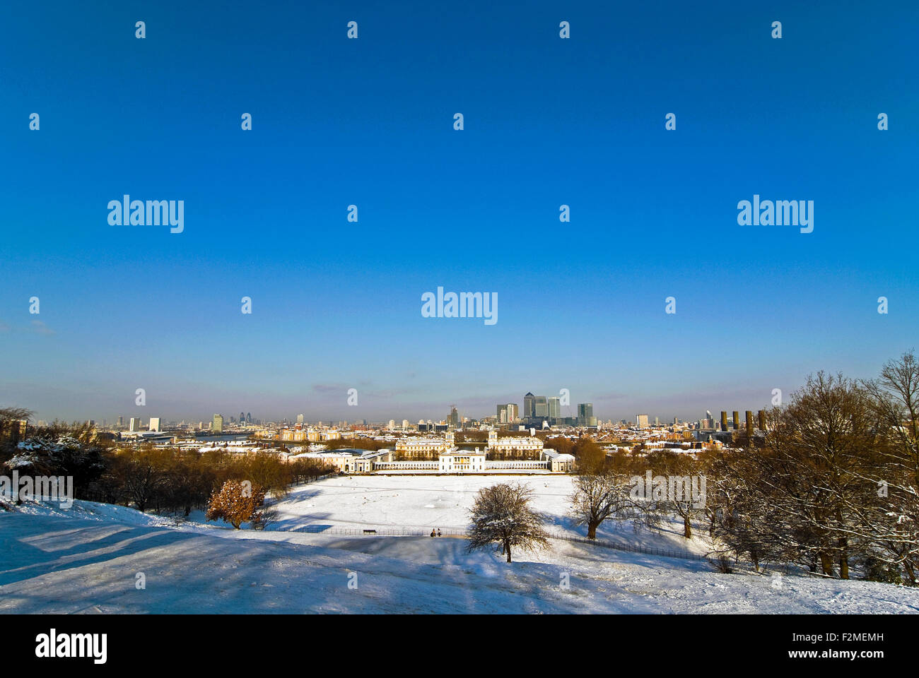 Vista orizzontale di Greenwich Park nella neve con la casa della regina, Greenwich National Maritime Museum e da Canary Wharf. Foto Stock