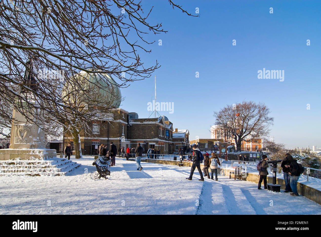 Vista orizzontale dell Osservatorio Reale di Greenwich e la statua del generale James Wolfe nella neve a Greenwich Park. Foto Stock