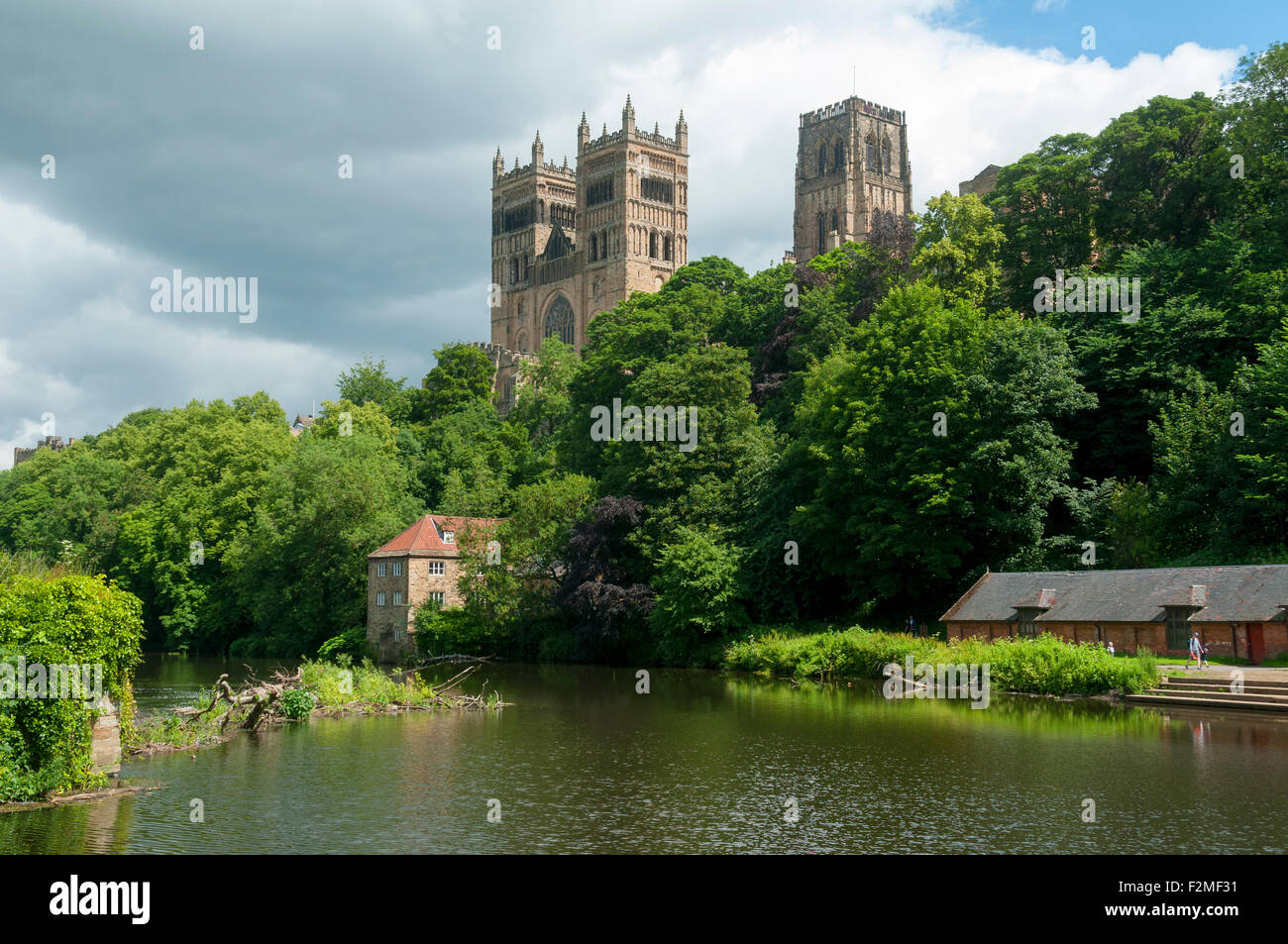 La Cattedrale di Durham e il vecchio Fulling Mill oltre il fiume usura. Durham, Inghilterra, Regno Unito. Foto Stock