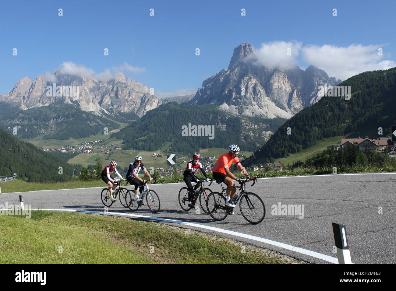 In bicicletta sulle Dolomiti di Italia Foto Stock