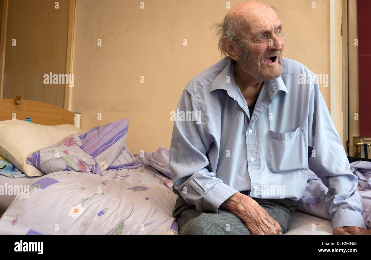 Housebound vecchiaia pensionato, che vivono da soli in edilizia sociale, a Alderton, Suffolk, Regno Unito. Foto Stock