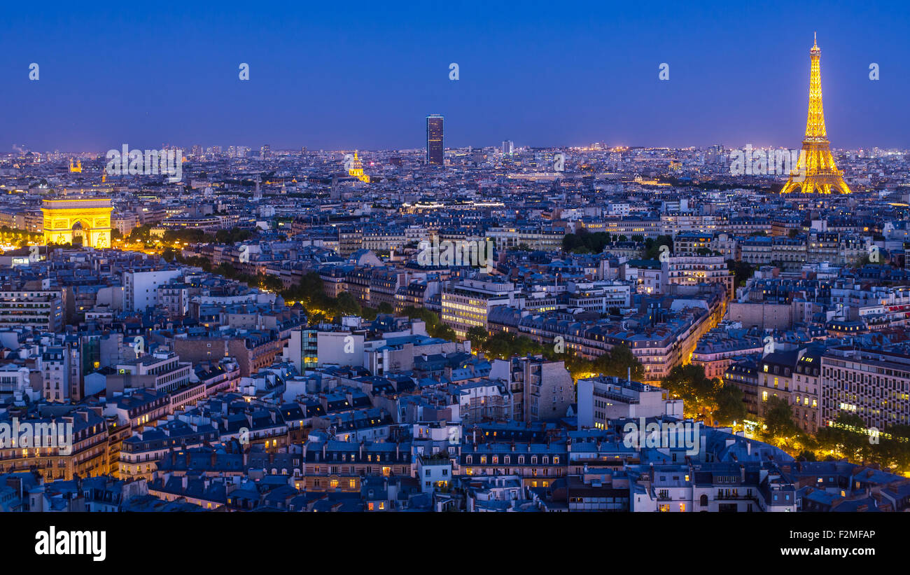 Paris skyline della città, l'Arco di Trionfo e la Torre Eiffel, vista sopra i tetti di Parigi, Francia, Europa Foto Stock